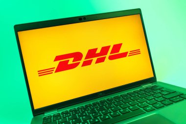 Prag, Çek Cumhuriyeti - 08 01 2025: DHL logosunu gösteren dizüstü bilgisayarın yakın görüntüsü. DHL uluslararası nakliye hizmeti sunan bir lojistik şirketidir..