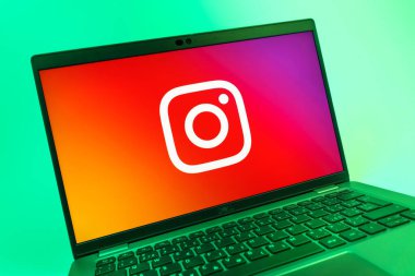 Prag, Çek Cumhuriyeti - 08 01 2025: Instagram logosunu gösteren dizüstü bilgisayarın yakın görüntüsü. Instagram fotoğraf ve video paylaşımı için bir sosyal medya platformudur..