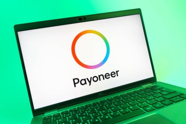 Prag, Çek Cumhuriyeti - 08 01 2025: Payonez logosunu gösteren dizüstü bilgisayarın yakın görüntüsü. Paeveryone, küresel online ödemeler ve para transferleri için bir platformdur.