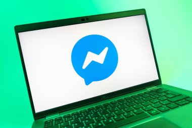 Prag, Çek Cumhuriyeti - 08 01 2025: Messenger logosunu gösteren dizüstü bilgisayarın yakın görüntüsü. Haberci Facebook 'ta mesajlaşma ve sohbet için bir platformdur.