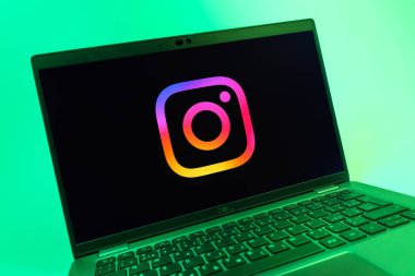Prag, Çek Cumhuriyeti - 08 01 2025: Instagram logosunu gösteren dizüstü bilgisayarın yakın görüntüsü. Instagram fotoğraf ve video paylaşımı için bir sosyal medya platformudur..