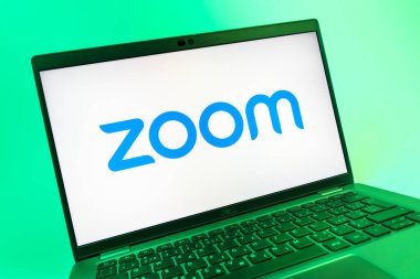 Prag, Çek Cumhuriyeti - 08 01 2025: Zoom logosunu gösteren dizüstü bilgisayarın yakın görüntüsü. Zoom video toplantıları ve çevrimiçi işbirliği için bir platform.