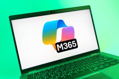 Prag, Çek Cumhuriyeti - 08 01 2025: Microsoft 365 logosunu gösteren dizüstü bilgisayarın yakın görüntüsü. Microsoft 365 üretkenlik uygulamaları ve bulut hizmetleri sunan bir platformdur.