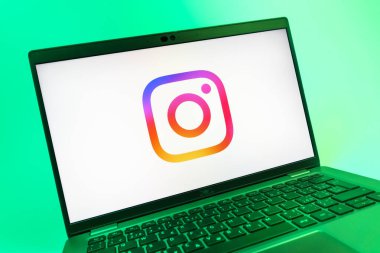 Prag, Çek Cumhuriyeti - 08 01 2025: Instagram logosunu gösteren dizüstü bilgisayarın yakın görüntüsü. Instagram fotoğraf ve video paylaşımı için bir sosyal medya platformudur..