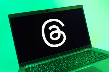 Prag, Çek Cumhuriyeti - 08 01 2025: İp logosunu gösteren dizüstü bilgisayarın yakın görüntüsü. Tartışmalar, kısa gönderileri ve güncellemeleri paylaşmak için bir sosyal medya platformudur.