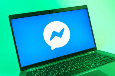 Prag, Çek Cumhuriyeti - 08 01 2025: Messenger logosunu gösteren dizüstü bilgisayarın yakın görüntüsü. Haberci Facebook 'ta mesajlaşma ve sohbet için bir platformdur.