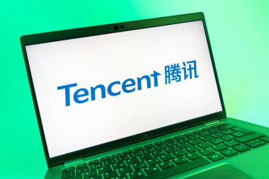 Prag, Çek Cumhuriyeti - 08 01 2025: Tencent logosunu gösteren dizüstü bilgisayarın yakın görüntüsü. Tencent internet hizmetleri ve oyunlar sağlayan bir teknoloji şirketidir..