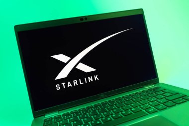 Prag, Çek Cumhuriyeti - 08 01 2025: Starlink logosunu gösteren dizüstü bilgisayarın yakın görüntüsü. Starlink küresel bağlantı sağlayan bir uydu internet hizmetidir.