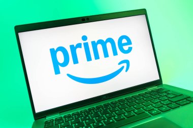 Prag, Çek Cumhuriyeti - 08 01 2025: Başbakanın logosunu gösteren dizüstü bilgisayarın yakın görüntüsü. Asal, alışveriş, yayın ve faydaları için bir abonelik hizmetidir..