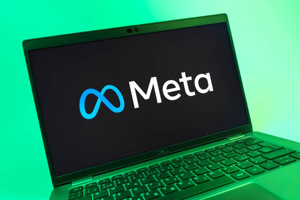 Фабрегас, Чехия - 08 01 2025: Крупный план экрана ноутбука с логотипом Meta. Мета - компания, предлагающая социальные платформы, такие как Facebook и Instagram.