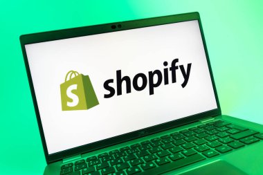 Prag, Çek Cumhuriyeti - 08 01 2025: Shopify logosunu gösteren dizüstü bilgisayarın yakın görüntüsü. Shopify çevrimiçi mağazalar oluşturmak ve yönetmek için bir platformdur.