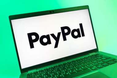 Prag, Çek Cumhuriyeti - 08 01 2025: PayPal logosunu gösteren dizüstü bilgisayarın yakın görüntüsü. PayPal çevrimiçi ödemeler ve para transferleri için bir platformdur.