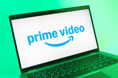 Prag, Çek Cumhuriyeti - 08 01 2025: Prime video logosunu gösteren dizüstü bilgisayarın yakın görüntüsü. Asal video, filmler ve TV programları için bir yayın platformudur..