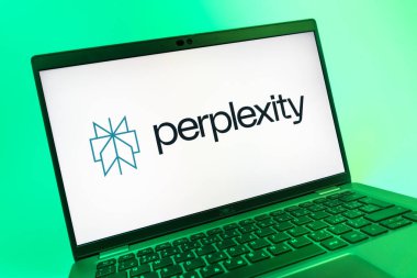 Prag, Çek Cumhuriyeti - 08 01 2025: Perplexity logosunu gösteren dizüstü bilgisayarın yakın görüntüsü. Karışıklık yapay zeka destekli bir arama ve soru cevaplama platformudur.