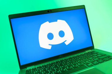 Prag, Çek Cumhuriyeti - 08 01 2025: Discord logosunu gösteren dizüstü bilgisayarın yakın görüntüsü. Discord ses, video ve metin iletişimi için bir platformdur..