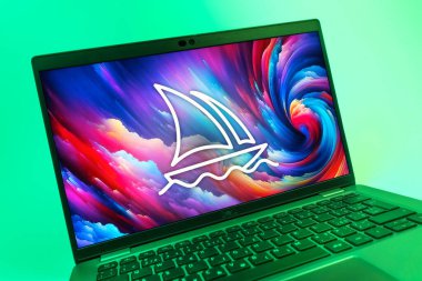 Prag, Çek Cumhuriyeti - 08 01 2025: Midtrip logosunu gösteren dizüstü bilgisayarın yakın görüntüsü. Midtrip yapay zeka ürünü resimler ve sanat için bir platformdur..