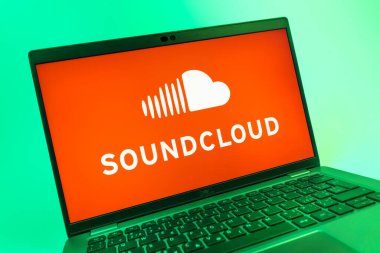 Prag, Çek Cumhuriyeti - 08 01 2025: SoundCloud logosunu gösteren dizüstü bilgisayarın yakın görüntüsü. SoundCloud müzik paylaşımı ve yayını için bir platformdur..