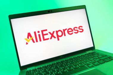 Prag, Çek Cumhuriyeti - 08 01 2025: AliExpress logosunu gösteren dizüstü bilgisayarın yakın görüntüsü. AliExpress, küresel çapta bir alışveriş ürünleri çevrimiçi pazarıdır..