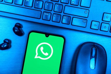 Prag, Çek Cumhuriyeti - 08 09 2025: WhatsApp logosunu gösteren bir telefonun olduğu bir masanın yukarıdan görünüşü. WhatsApp mesaj, çağrı ve medya göndermek için bir uygulamadır.