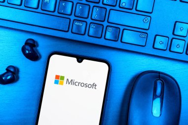 Prag, Çek Cumhuriyeti - 08 09 2025: Microsoft logosunu gösteren bir telefonun olduğu bir masanın yukarıdan görünüşü. Microsoft yazılım, donanım ve hizmet sunan bir teknoloji şirketidir..