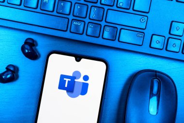 Prag, Çek Cumhuriyeti - 08 09 2025: Ekip logosunu gösteren bir telefonun olduğu bir masanın yukarıdan görünüşü. Takımlar takım işbirliği, toplantılar ve iletişim için bir platformdur..