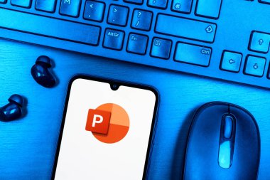 Prag, Çek Cumhuriyeti - 08 09 2025: Powerpoint logosunu gösteren bir telefonun olduğu bir masanın yukarıdan görünüşü. Powerpoint sunumlar ve slayt gösterileri oluşturmak için bir yazılımdır..