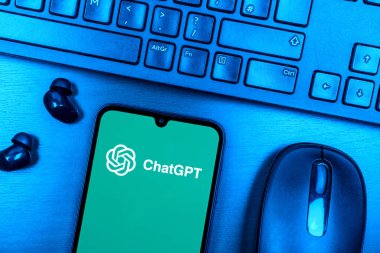 Prag, Çek Cumhuriyeti - 08 09 2025: Üstünde ChatGPT logosu olan bir masanın yukarıdan görünüşü. ChatGPT metin üretmek ve soruları cevaplamak için bir yapay zeka sohbet robotudur..