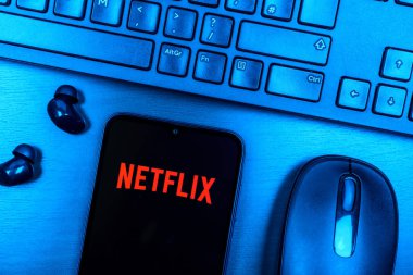 Prag, Çek Cumhuriyeti - 08 09 2025: Netflix logosunu gösteren bir masanın yukarıdan aşağı görüntüsü. Netflix sinema ve televizyon programları için bir yayın platformudur..