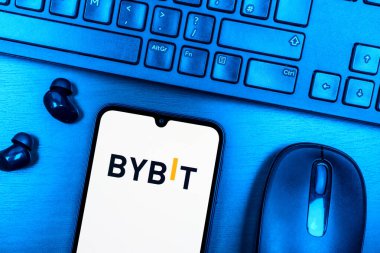 Prag, Çek Cumhuriyeti - 08 09 2025: Bybit logosunu gösteren bir telefonun olduğu bir masanın yukarıdan görünüşü. Bybit şifreli para ve türev ticareti için bir platformdur.