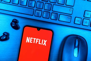 Prag, Çek Cumhuriyeti - 08 09 2025: Netflix logosunu gösteren bir masanın yukarıdan aşağı görüntüsü. Netflix sinema ve televizyon programları için bir yayın platformudur..