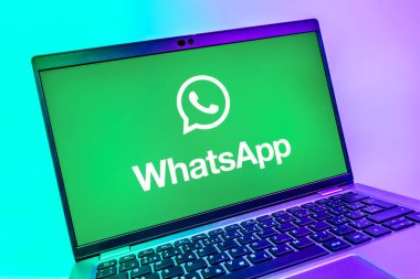 Prag, Çek Cumhuriyeti - 08 01 2025: WhatsApp logosunu gösteren dizüstü bilgisayarın yakın görüntüsü. WhatsApp mesaj, çağrı ve medya göndermek için bir uygulamadır.