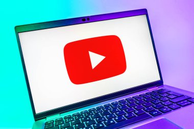 Prag, Çek Cumhuriyeti - 08 01 2025: Youtube logosunu gösteren bir dizüstü bilgisayarın yakından görüntüsü. Youtube dünya çapında videoları izlemek ve paylaşmak için bir platform.