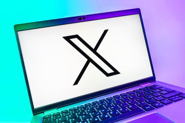 Prag, Çek Cumhuriyeti - 08 01 2025: X logosunu gösteren dizüstü bilgisayarın yakın görüntüsü. X, kısa gönderileri ve güncellemeleri paylaşmak için bir platformdur.