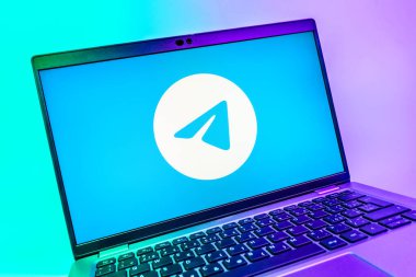 Prag, Çek Cumhuriyeti - 08 01 2025: Telegram logosunu gösteren dizüstü bilgisayarın yakın görüntüsü. Telgraf hızlı ve güvenli iletiler için bir uygulamadır.