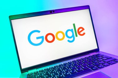 Prag, Çek Cumhuriyeti - 08 01 2025: Google logosunu gösteren dizüstü bilgisayarın yakın görüntüsü. Google bilgi için bir arama motoru ve teknoloji platformudur.