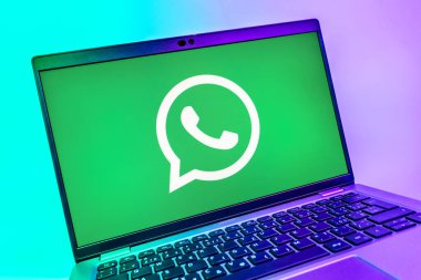 Prag, Çek Cumhuriyeti - 08 01 2025: WhatsApp logosunu gösteren dizüstü bilgisayarın yakın görüntüsü. WhatsApp mesaj, çağrı ve medya göndermek için bir uygulamadır.