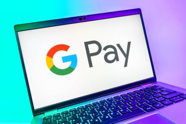 Prag, Çek Cumhuriyeti - 08 01 2025: Google Pay logosunu gösteren dizüstü bilgisayarın yakın görüntüsü. Google Pay kolay ve güvenli dijital ödemeler için bir platformdur.