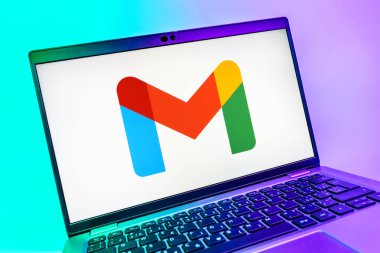 Prag, Çek Cumhuriyeti - 08 01 2025: Google Gmail logosunu gösteren dizüstü bilgisayarın yakın görüntüsü. Google Gmail, mesaj göndermek ve almak için kullanılan bir e-posta servisidir..