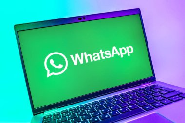 Prag, Çek Cumhuriyeti - 08 01 2025: WhatsApp logosunu gösteren dizüstü bilgisayarın yakın görüntüsü. WhatsApp mesaj, çağrı ve medya göndermek için bir uygulamadır.