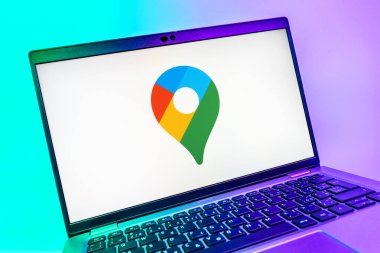 Prag, Çek Cumhuriyeti - 08 01 2025: Google Maps logosunu gösteren dizüstü bilgisayarın yakın görüntüsü. Google Maps haritalar, navigasyon ve konum hizmetleri için bir platformdur.