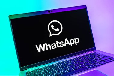 Prag, Çek Cumhuriyeti - 08 01 2025: WhatsApp logosunu gösteren dizüstü bilgisayarın yakın görüntüsü. WhatsApp mesaj, çağrı ve medya göndermek için bir uygulamadır.