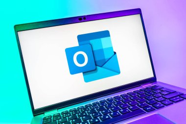 Prag, Çek Cumhuriyeti - 08 01 2025: Outlook logosunu gösteren dizüstü bilgisayarın yakın görüntüsü. Outlook iletileri göndermek ve yönetmek için bir e- posta platformudur.