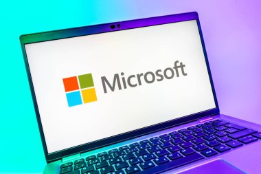 Prag, Çek Cumhuriyeti - 08 01 2025: Microsoft logosunu gösteren dizüstü bilgisayarın yakın görüntüsü. Microsoft yazılım, donanım ve hizmet sunan bir teknoloji şirketidir..