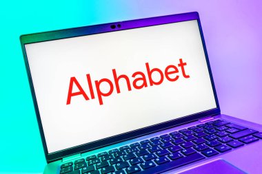 Prag, Çek Cumhuriyeti - 08 01 2025: Alfabe logosunu gösteren dizüstü bilgisayarın yakın görüntüsü. Alfabe, Google ve diğer teknolojik girişimlerin ana şirketidir..