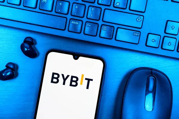 Prag, Çek Cumhuriyeti - 08 09 2025: Bybit logosunu gösteren bir telefonun olduğu bir masanın yukarıdan görünüşü. Bybit şifreli para ve türev ticareti için bir platformdur.