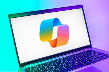 Prag, Çek Cumhuriyeti - 08 01 2025: Copilot logosunu gösteren dizüstü bilgisayarın yakın görüntüsü. Copilot, üretkenlik yardımı için yazılıma entegre edilmiş bir yapay zeka asistanıdır..