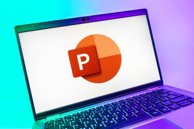Prag, Çek Cumhuriyeti - 08 01 2025: Powerpoint logosunu gösteren dizüstü bilgisayarın yakın görüntüsü. Powerpoint sunumlar ve slayt gösterileri oluşturmak için bir yazılımdır..