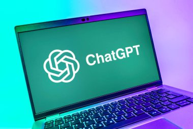 Prag, Çek Cumhuriyeti - 08 01 2025: ChatGPT logosunu gösteren dizüstü bilgisayarın yakın görüntüsü. ChatGPT metin üretmek ve soruları cevaplamak için bir yapay zeka sohbet robotudur..