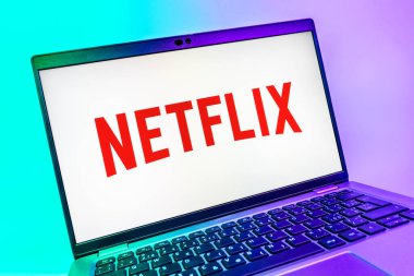 Prag, Çek Cumhuriyeti - 08 01 2025: Netflix logosunu gösteren dizüstü bilgisayarın yakın görüntüsü. Netflix sinema ve televizyon programları için bir yayın platformudur..
