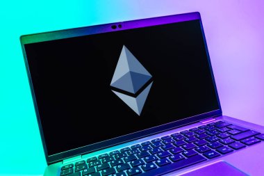 Prag, Çek Cumhuriyeti - 08 01 2025: Ethereum logosunu gösteren dizüstü bilgisayarın yakın görüntüsü. Ethereum merkezi olmayan uygulamalar ve kripto için bir engelleme platformudur..